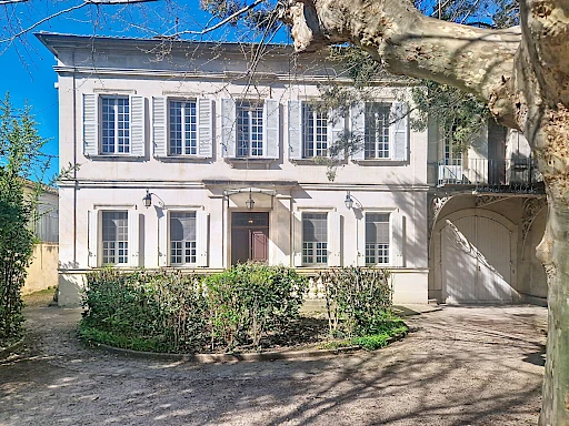 Demeure de prestige Avignon 9 pièce(s) 265 m2 plus garage et dépendances sur 1530 m² de terrain.