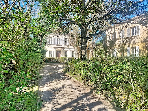 Demeure de prestige Avignon 9 pièce(s) 265 m2 plus garage et dépendances sur 1530 m² de terrain.