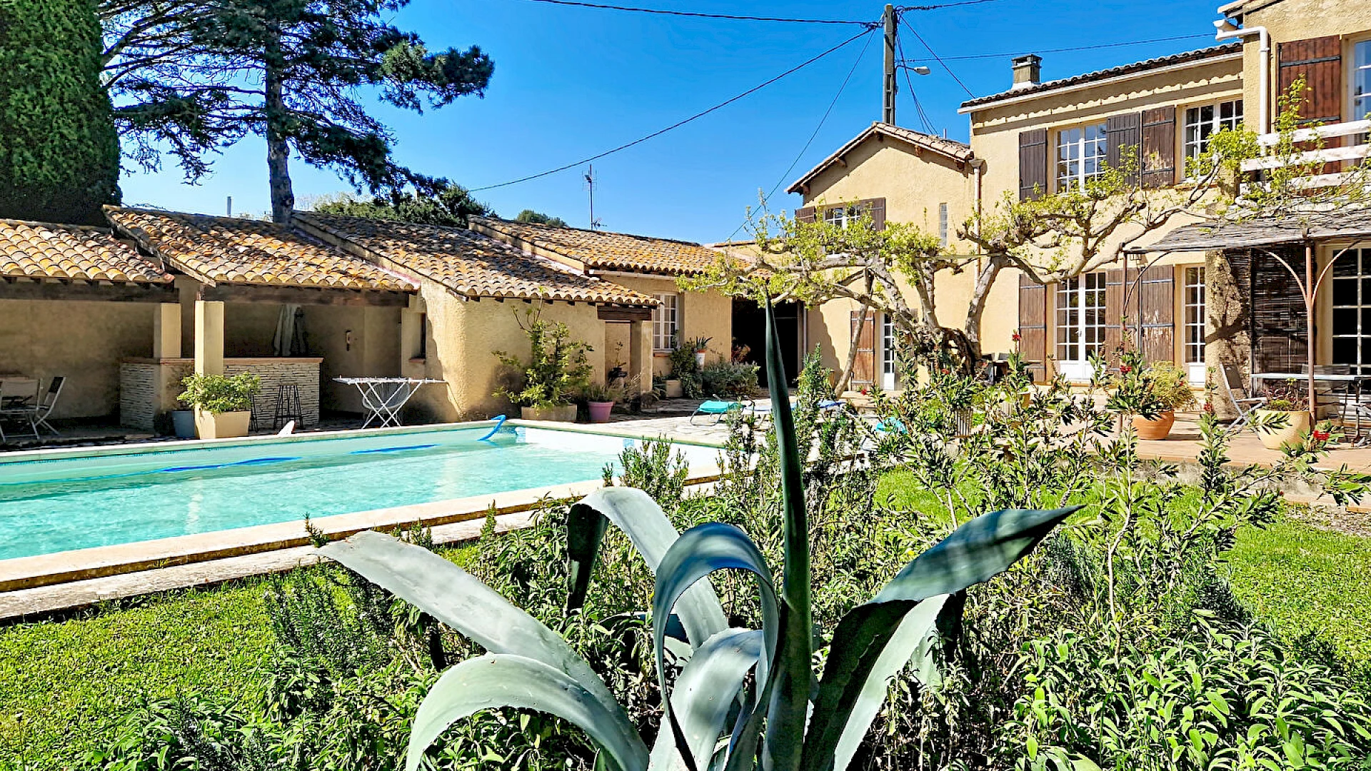 Maison Les Angles 4 pièce(s) 111 m2 plus 2 garages et dépendances sur un terrain de 964 m² avec piscine.