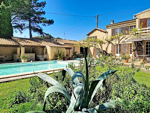 Maison Les Angles 4 pièce(s) 111 m2 plus 2 garages et dépendances sur un terrain de 964 m² avec piscine. - 1