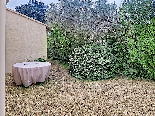 Maison Les Angles 4 pièce(s) 110 m2 plus garage sur une parcelle de 485 m². - 17