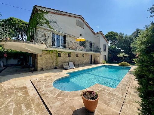 Maison Villeneuve Les Avignon 6 pièce(s) 219.50 m2 - 1