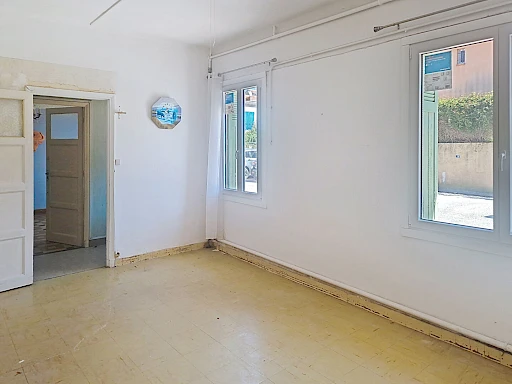 Maison Roquemaure 5 pièce(s) 112.09 m2 avec jardin de 112 m²  et place de parking privative.