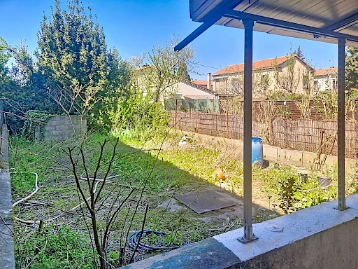 Maison Roquemaure 5 pièce(s) 112.09 m2 avec jardin de 112 m²  et place de parking privative.