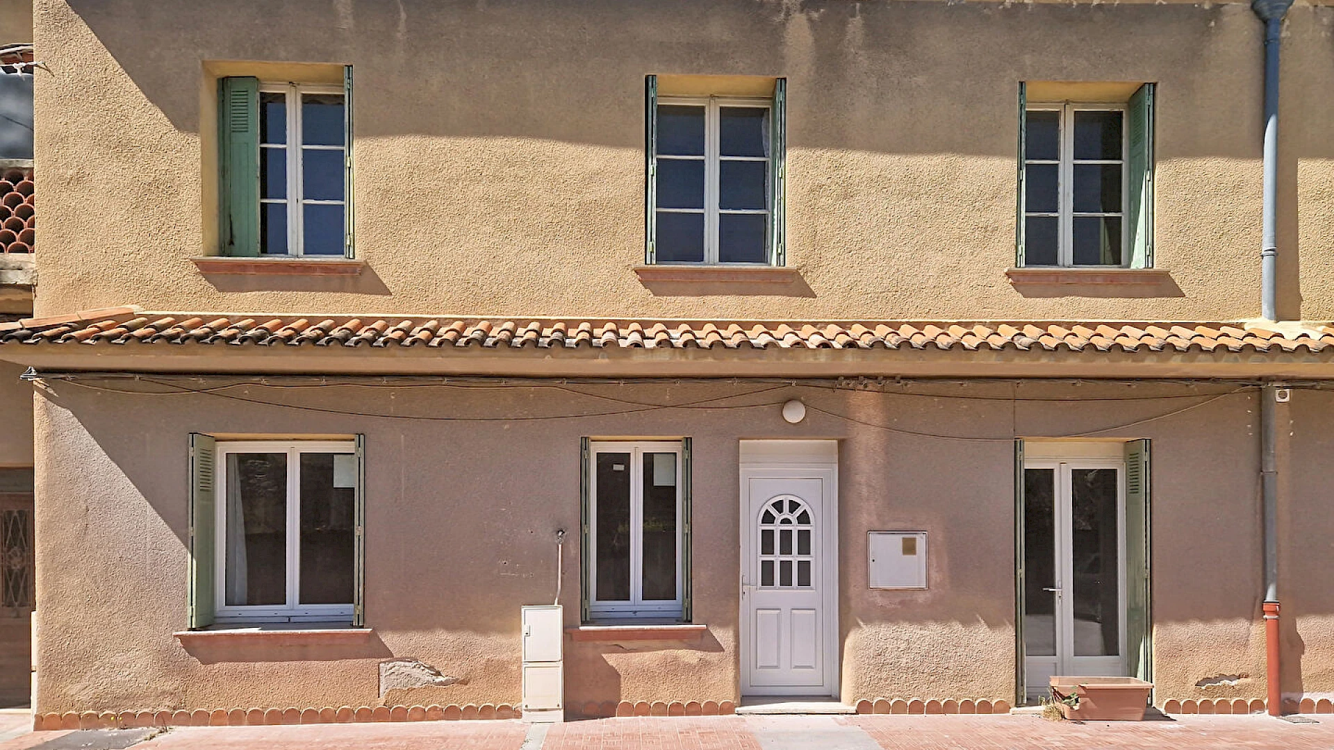 Maison Roquemaure 5 pièce(s) 112.09 m2 avec jardin de 112 m²  et place de parking privative.