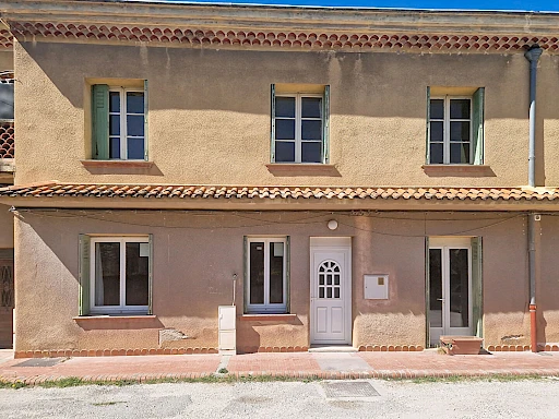 Maison Roquemaure 5 pièce(s) 112.09 m2 avec jardin de 112 m²  et place de parking privative.