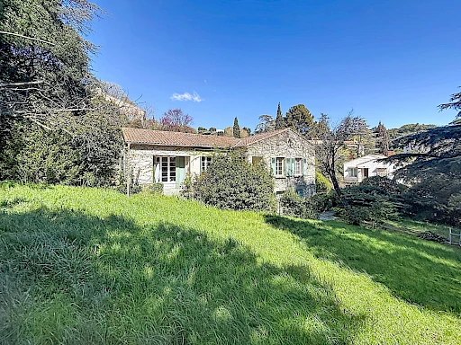 HAVRE DE PAIX PROCHE AVIGNON - MAISON À FORT POTENTIEL AVEC DÉPENDANCE