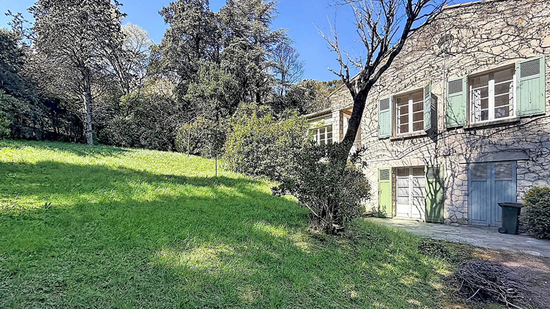 HAVRE DE PAIX PROCHE AVIGNON - MAISON À FORT POTENTIEL AVEC DÉPENDANCE