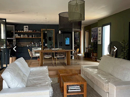Maison Pujaut 4 pièce(s) 147 m2 de plain-pied sur une parcelle de 934 m² avec piscine et pool-house