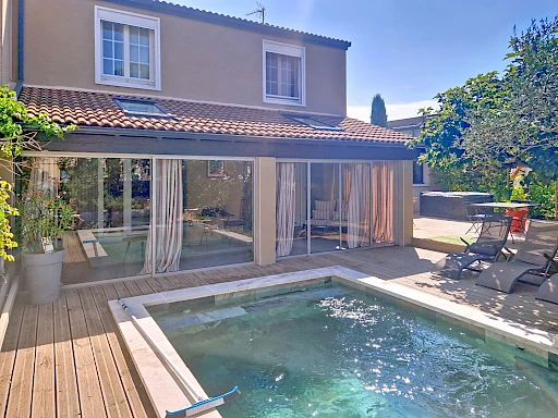 Maison Les Angles 5 pièce(s) 140 m2  plus garage sur 397 m² de terrain avec piscine.