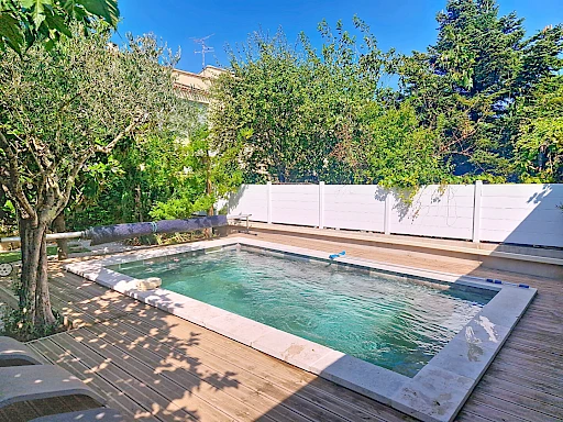 Maison Les Angles 5 pièce(s) 140 m2  plus garage sur 397 m² de terrain avec piscine.