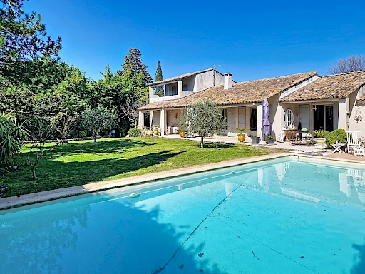 Maison  7 pièce(s) 190 m2 habitables  plus garage  sur 1433 m² de terrain avec piscine.