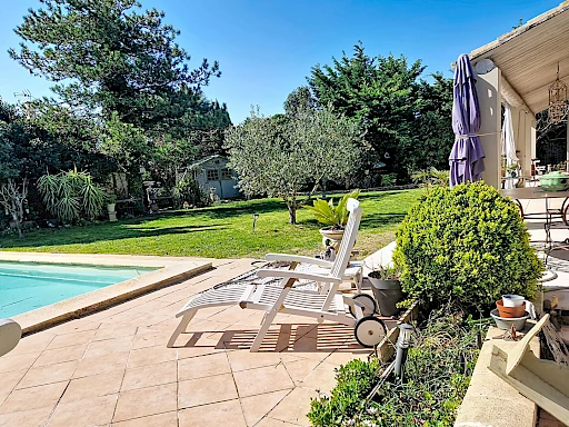 Maison  7 pièce(s) 190 m2 habitables  plus garage  sur 1433 m² de terrain avec piscine.