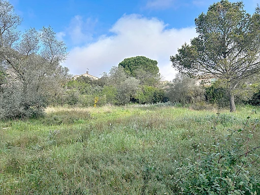Terrain constructible de 1496 m² à Villeneuve-lès-Avignon