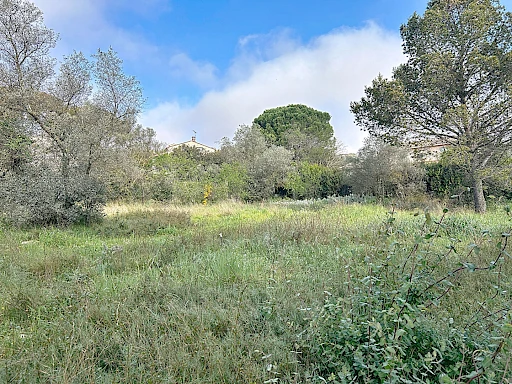 Terrain constructible de 1496 m² à Villeneuve-lès-Avignon