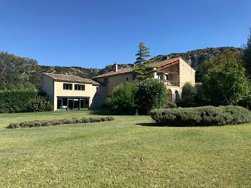 Mas Pujaut 6 pièce(s) 313 m2 sur 4540 m² avec piscine.