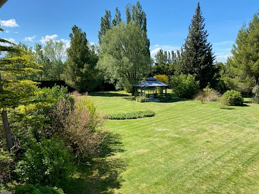 Mas Pujaut 6 pièce(s) 313 m2 sur 4540 m² avec piscine.