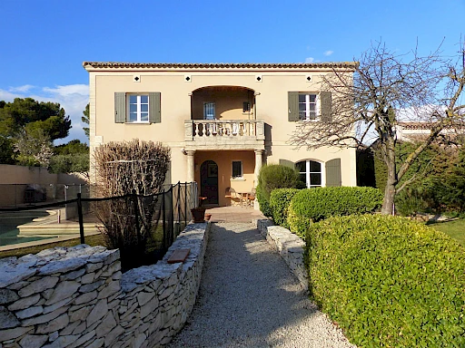 Maison Villeneuve Les Avignon 7 pieces - piscine