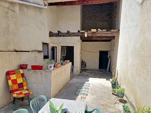 Maison Montfrin 6 pièce(s) 233 m2  dont 86 m² aménageables, avec terrasse de 50 m², cave voutée de 45 m², garage de 35 m².