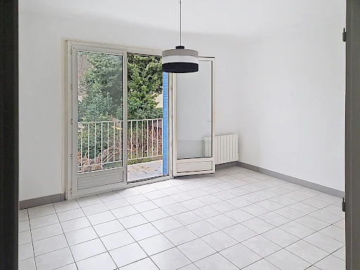 Proche centre historique Appartement Villeneuve Les Avignon 4 pièce(s) 76.15 m2 plus balcon et cave de 30 m².