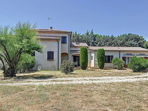 À vendre - Maison familiale avec dépendances à Pujaut