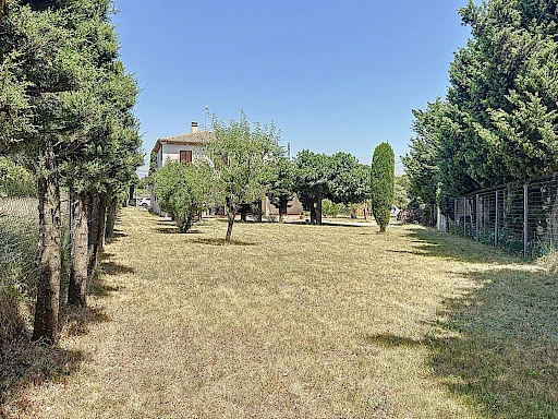 À vendre - Maison familiale avec dépendances à Pujaut