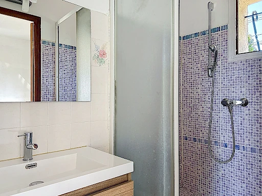 À vendre - Maison familiale avec dépendances à Pujaut - 12