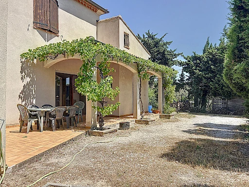 À vendre - Maison familiale avec dépendances à Pujaut