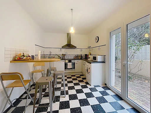 A VENDRE AVIGNON (84000) à 300M DES REMPARTS : charmante maison indépendante - 6 pièces avec cour et garage! - 4