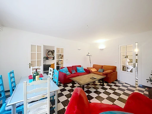 A VENDRE AVIGNON (84000) à 300M DES REMPARTS : charmante maison indépendante - 6 pièces avec cour et garage!