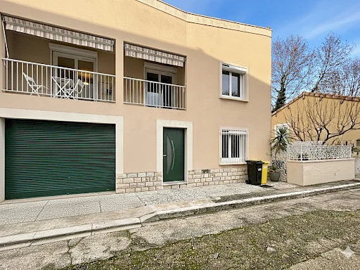 A VENDRE AVIGNON (84000) à 300M DES REMPARTS : charmante maison indépendante - 6 pièces avec cour et garage!