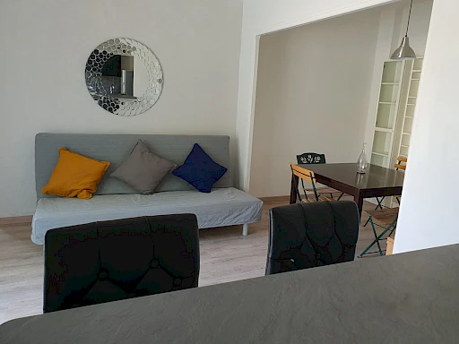 Avignon intra-muros Carmes Immeuble 4 appartements et un restaurant