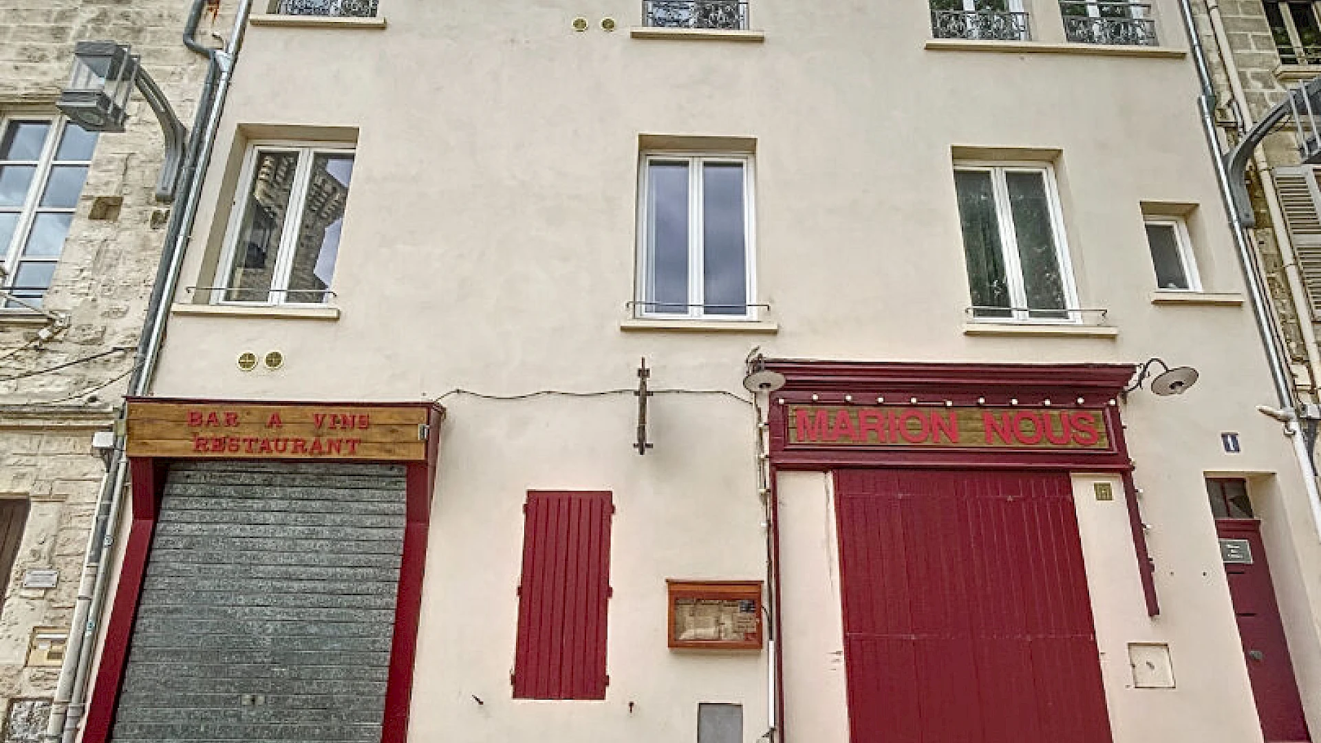 Avignon intra-muros Carmes Immeuble 4 appartements et un restaurant