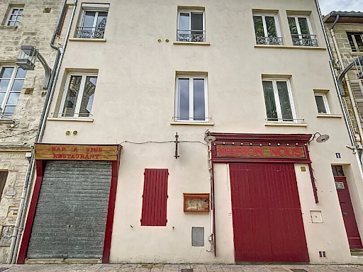 Avignon intra-muros Carmes Immeuble 4 appartements et un restaurant