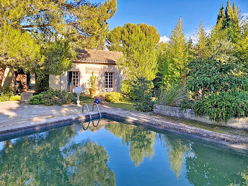 Maison Villeneuve Les Avignon 5 pièce(s) 175 m2 suer 1088 m² de terrain avec piscine