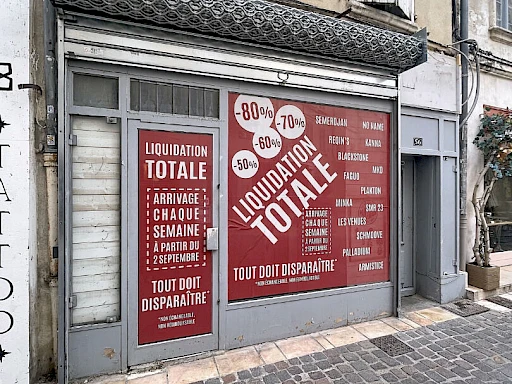 A LOUER AVIGNON INTRAMUROS (84000) : local commercial - rue des fourbisseurs
