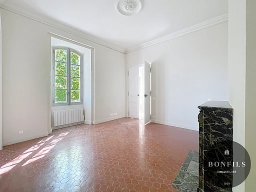BIEN RARE A LOUER AVIGNON INTRAMUROS ( 84000 ) : charmant appartement ancien rénové - 3 pièces - balcon !