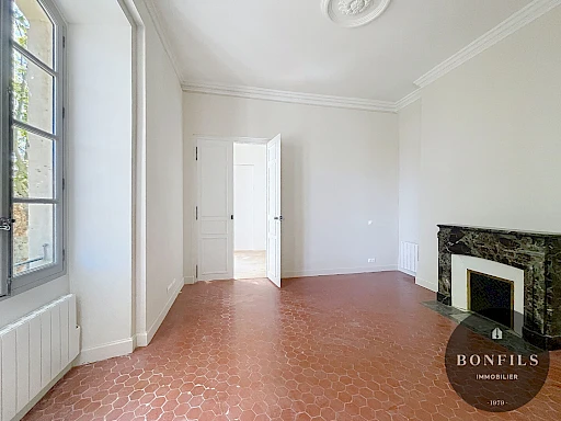 BIEN RARE A LOUER AVIGNON INTRAMUROS ( 84000 ) : charmant appartement ancien rénové - 3 pièces - balcon !