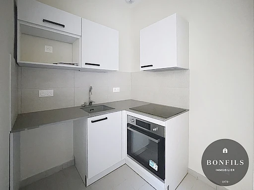 BIEN RARE A LOUER AVIGNON INTRAMUROS ( 84000 ) : charmant appartement ancien rénové - 3 pièces - balcon ! - 7