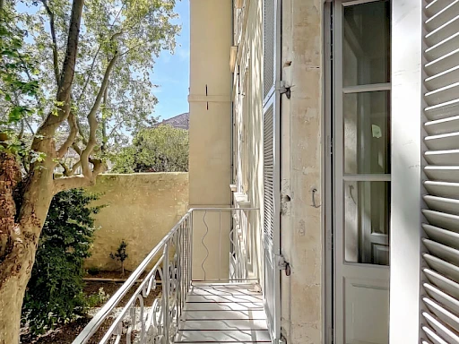 BIEN RARE A LOUER AVIGNON INTRAMUROS ( 84000 ) : charmant appartement ancien rénové - 3 pièces - balcon !
