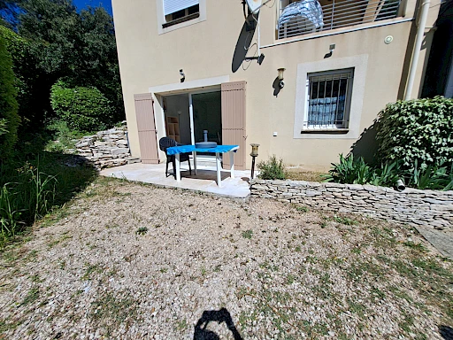GRAND STUDIO MEUBLE 40 m²  AVEC TERRASSE + PARKING