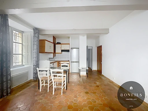 A LOUER AVIGNON INTRAMUROS ( 84000 ) : un appartement de 2 pièces - non meublé - en RDC.