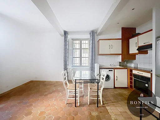 A LOUER AVIGNON INTRAMUROS ( 84000 ) : un appartement de 2 pièces - non meublé - en RDC.