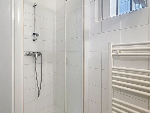A LOUER AVIGNON INTRAMUROS ( 84000 ) : un appartement de 2 pièces - non meublé - en RDC. - 9