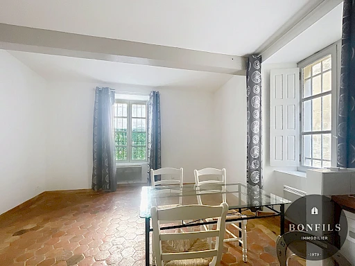 A LOUER AVIGNON INTRAMUROS ( 84000 ) : un appartement de 2 pièces - non meublé - en RDC.