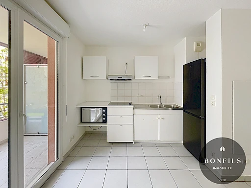 A LOUER AVIGNON EXTRA MUROS ( 84000 ) : Quartier route de montfavet, T2 meublé avec terrasse et 1 place de parking !