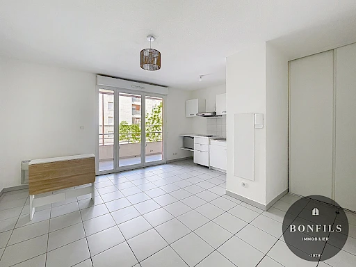 A LOUER AVIGNON EXTRA MUROS ( 84000 ) : Quartier route de montfavet, T2 meublé avec terrasse et 1 place de parking !
