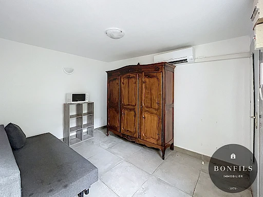 A LOUER AVIGNON INTRAMUROS ( 84000 ) : un studio non meublé - climatisé - avec terrasse commune !