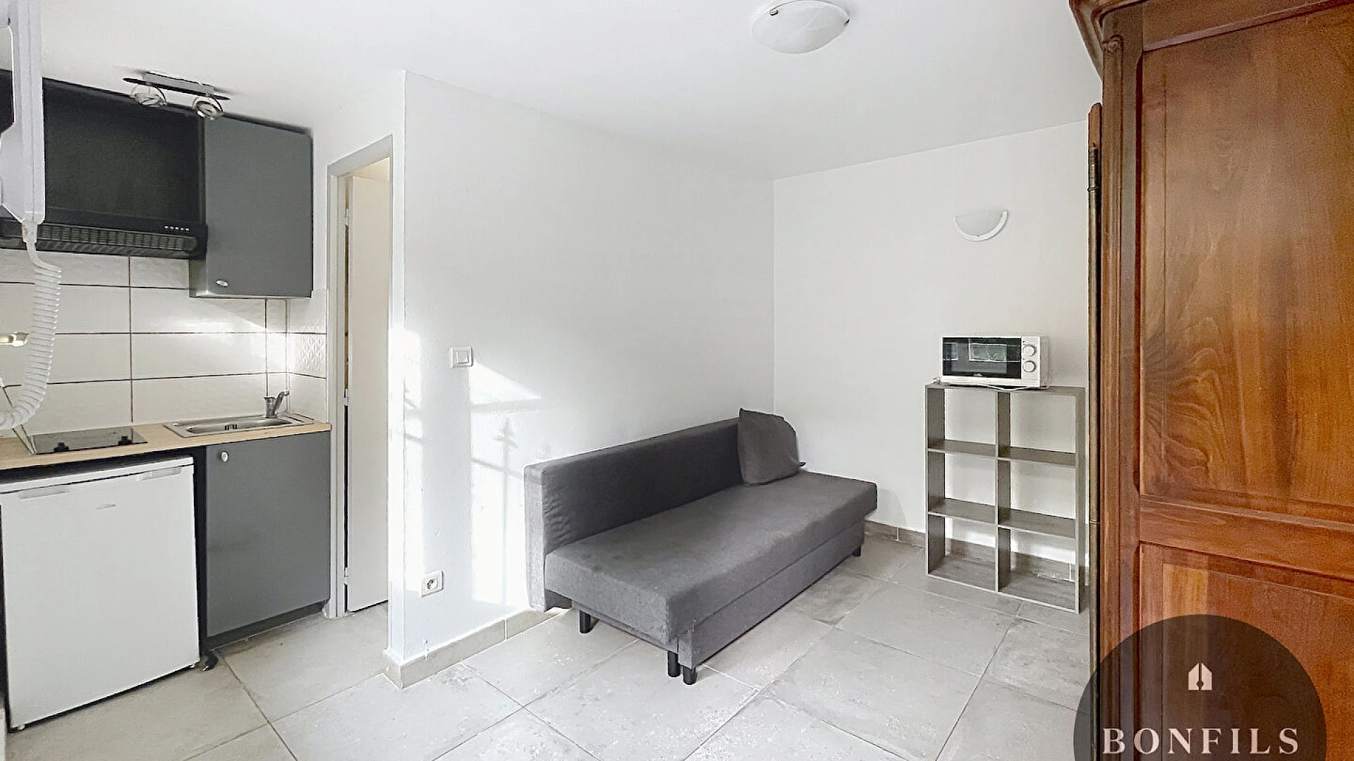 A LOUER AVIGNON INTRAMUROS ( 84000 ) : un studio non meublé - climatisé - avec terrasse commune !