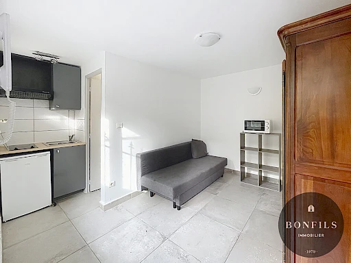 A LOUER AVIGNON INTRAMUROS ( 84000 ) : un studio non meublé - climatisé - avec terrasse commune !